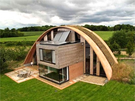 Pasivna hiša v Angliji je obokano z zeleno streho